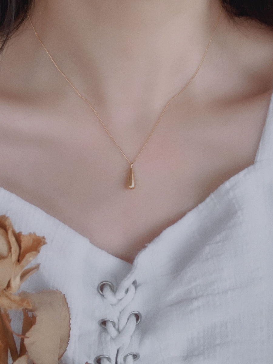 Teardrop-shaped necklace